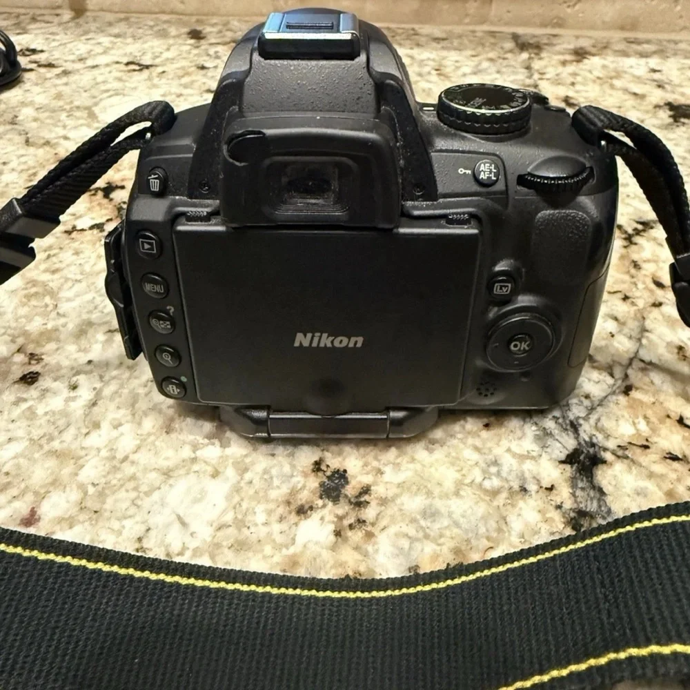 Nikon D5000 Digital Camera w/ case, battery & charger + bonus lens.